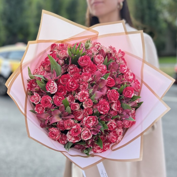 Букет с кустовыми розами Файрворкс и альстромериями