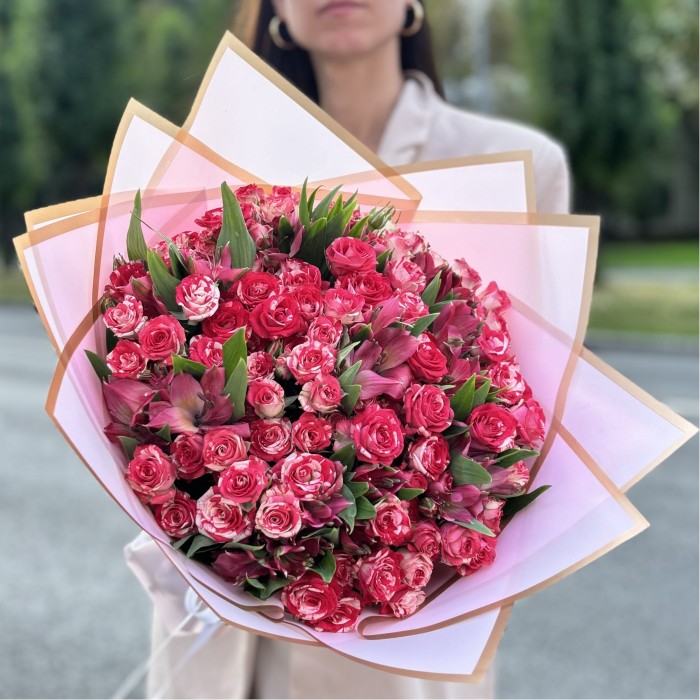 Букет с кустовыми розами Файрворкс и альстромериями