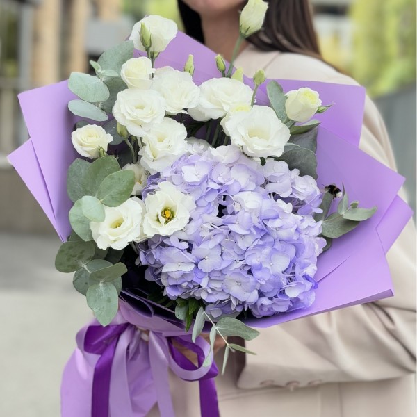 Букет с лавандовой гортензией и эустомой