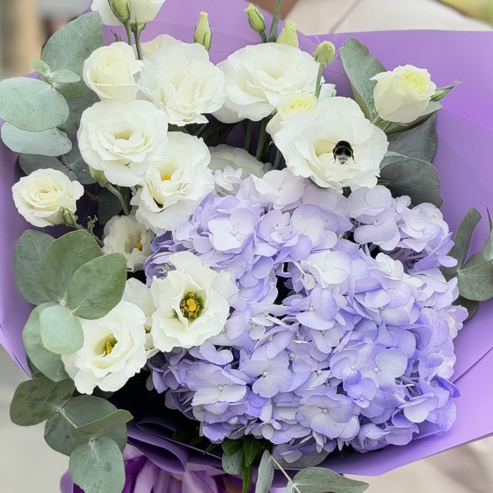 Букет с лавандовой гортензией и эустомой