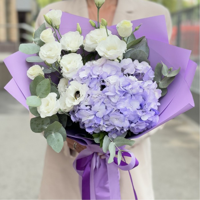 Букет с лавандовой гортензией и эустомой