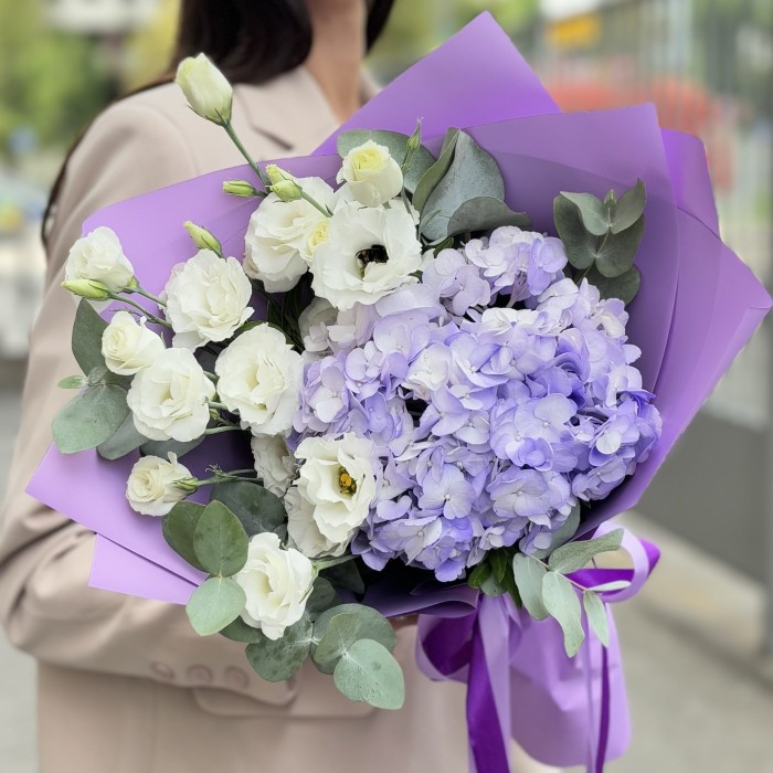 Букет с лавандовой гортензией и эустомой