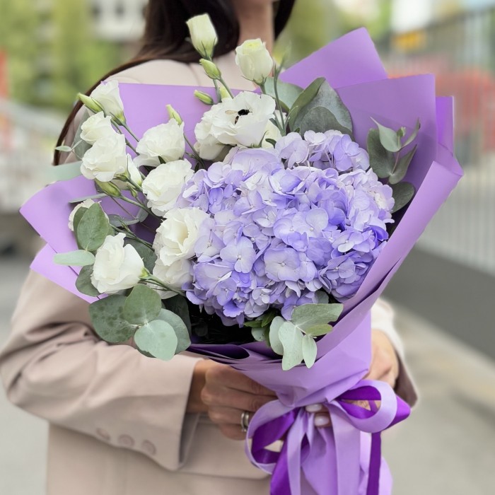 Букет с лавандовой гортензией и эустомой