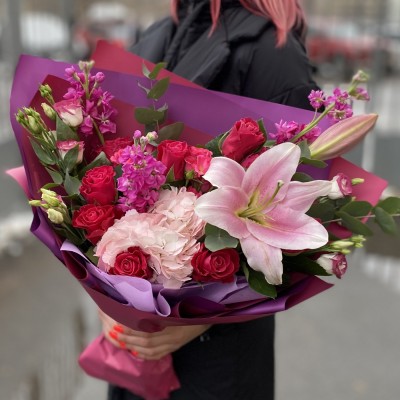 Букет с лилиями и розой