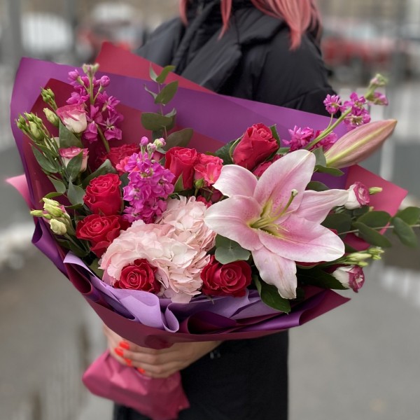 Букет с лилиями и розой