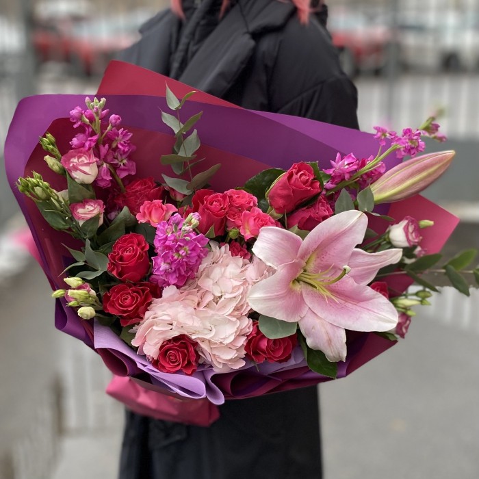 Букет с лилиями и розой