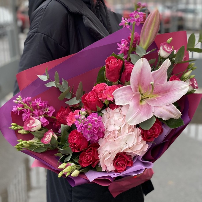 Букет с лилиями и розой