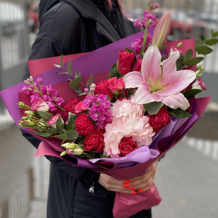 Букет с лилиями и розой