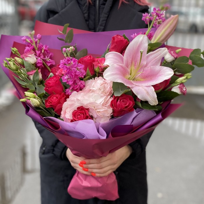 Букет с лилиями и розой