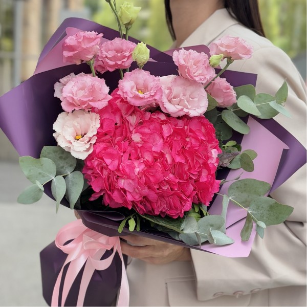 Букет с малиновой гортензией и эустомой