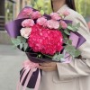 Букет с малиновой гортензией и эустомой