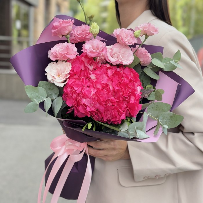 Букет с малиновой гортензией и эустомой