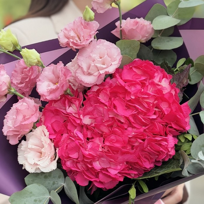 Букет с малиновой гортензией и эустомой