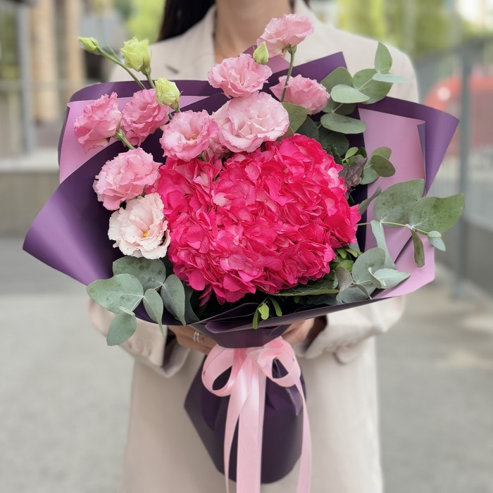 Букет с малиновой гортензией и эустомой