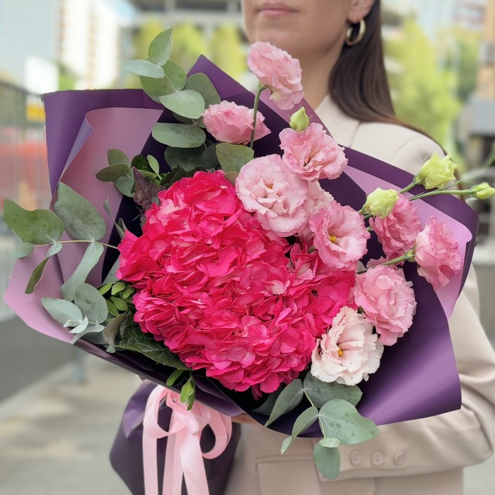 Букет с малиновой гортензией и эустомой