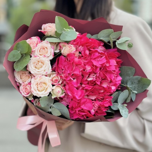 Букет с малиновой гортензией и кустовой розой рефлекс