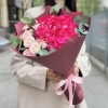 Букет с малиновой гортензией и кустовой розой рефлекс