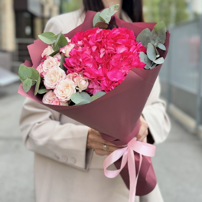 Букет с малиновой гортензией и кустовой розой рефлекс