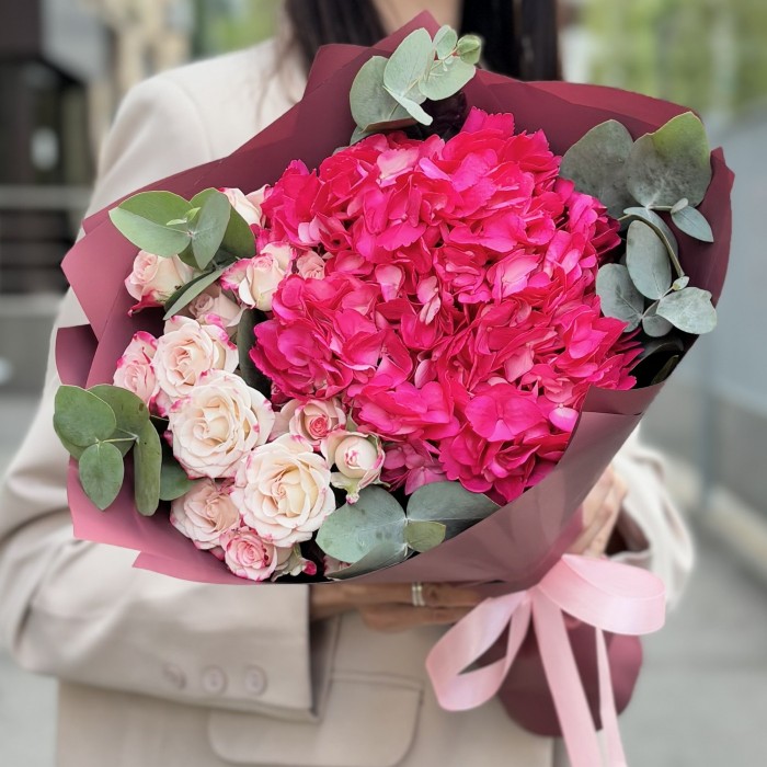 Букет с малиновой гортензией и кустовой розой рефлекс