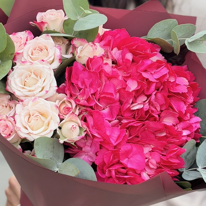 Букет с малиновой гортензией и кустовой розой рефлекс