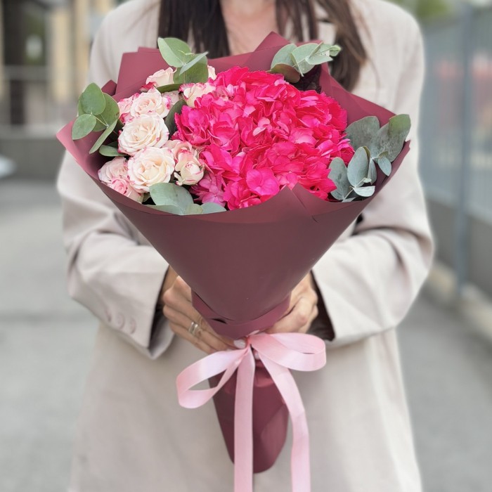 Букет с малиновой гортензией и кустовой розой рефлекс