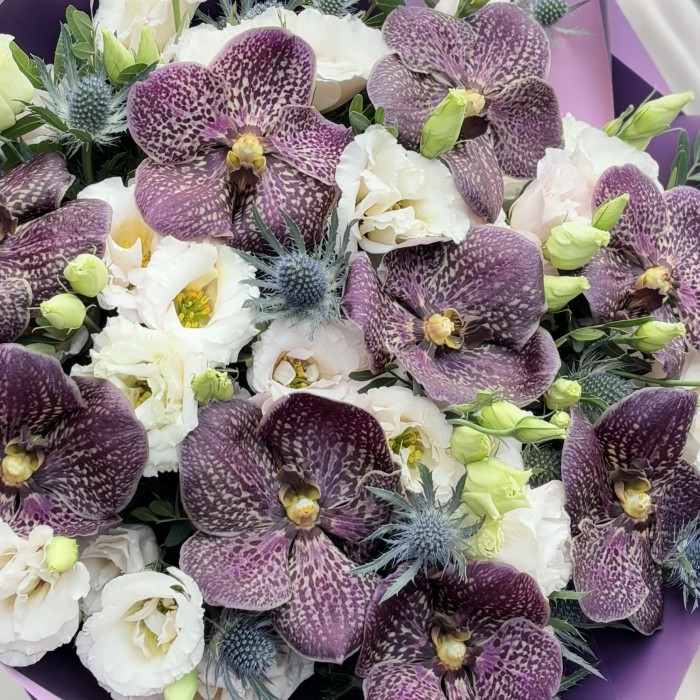 Букет с орхидеей Ванда и эустомой