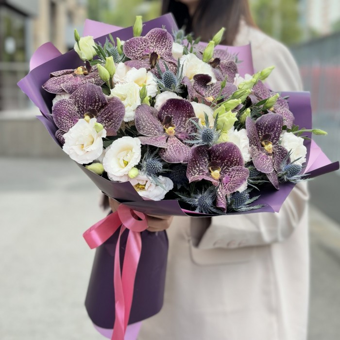 Букет с орхидеей Ванда и эустомой