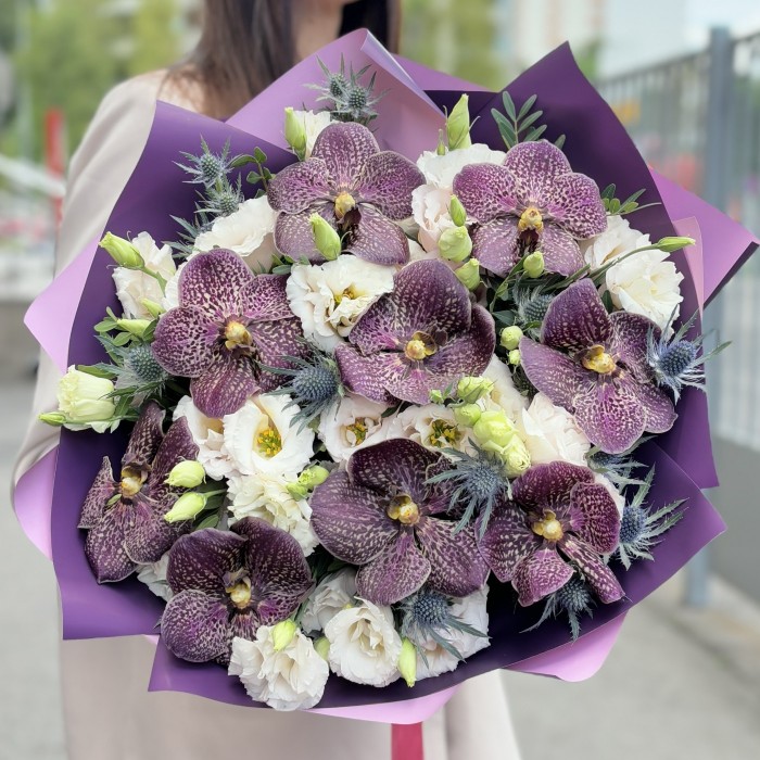 Букет с орхидеей Ванда и эустомой