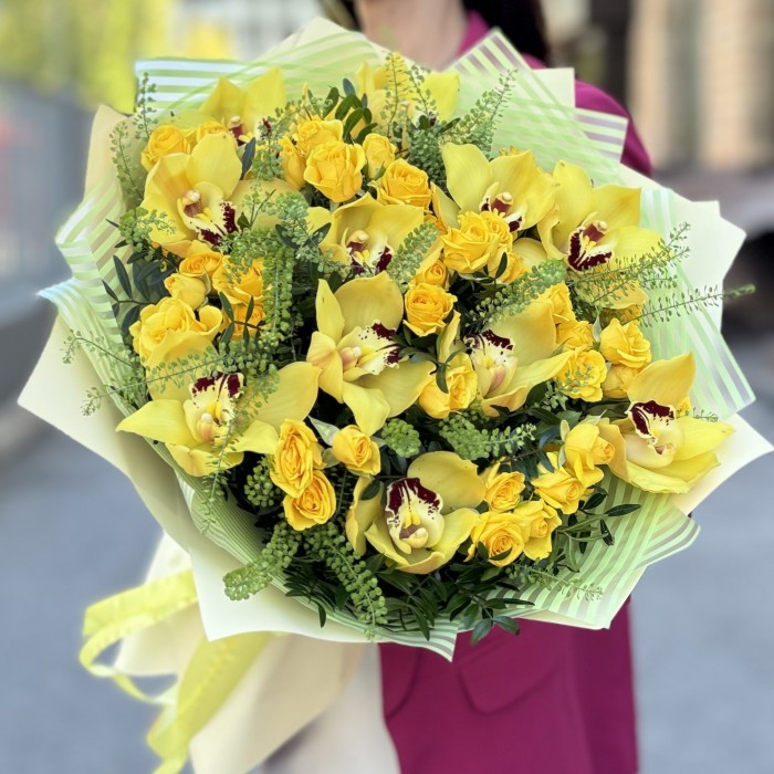 Букет с орхидеей цимбидиум и кустовой розой