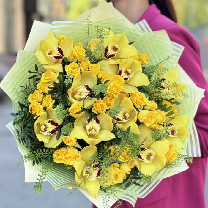 Букет с орхидеей цимбидиум и кустовой розой