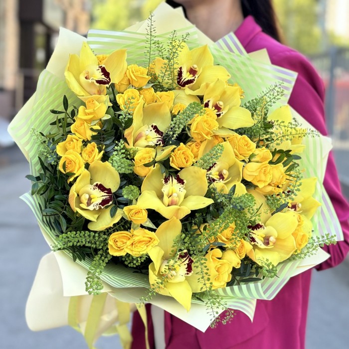 Букет с орхидеей цимбидиум и кустовой розой