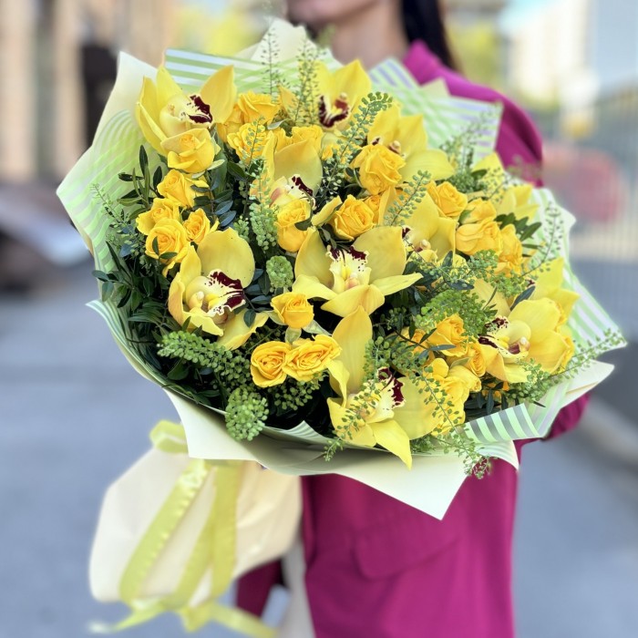 Букет с орхидеей цимбидиум и кустовой розой