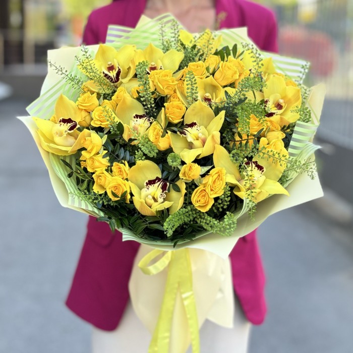 Букет с орхидеей цимбидиум и кустовой розой