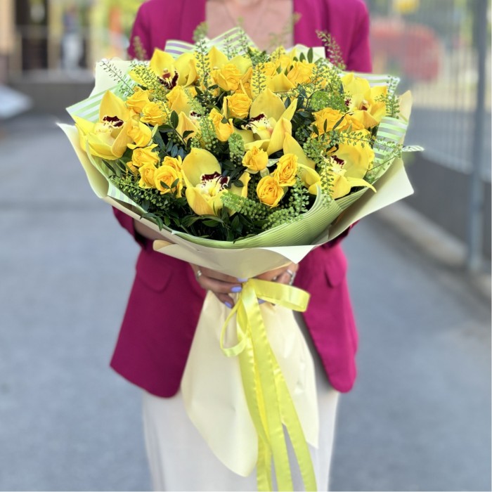 Букет с орхидеей цимбидиум и кустовой розой