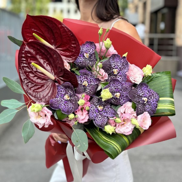 Букет с орхидеями и красным антуриумом