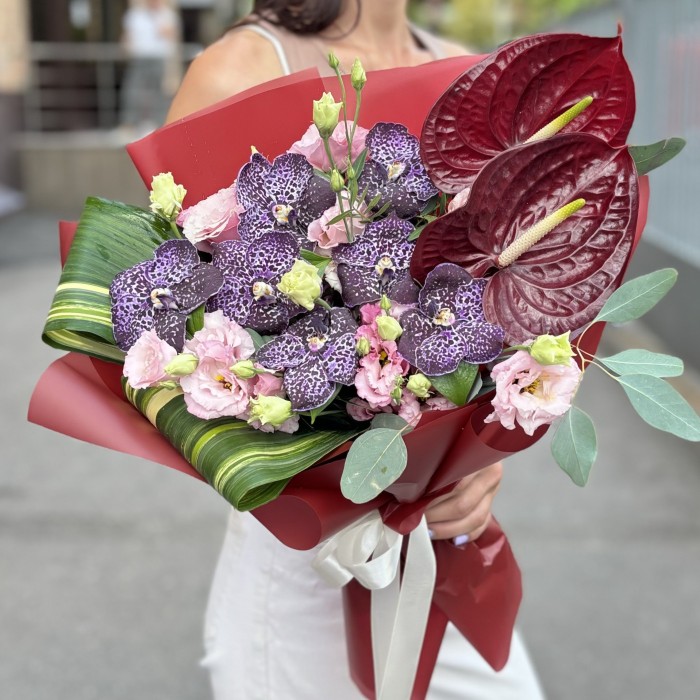 Букет с орхидеями и красным антуриумом