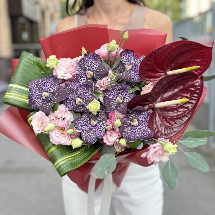 Букет с орхидеями и красным антуриумом