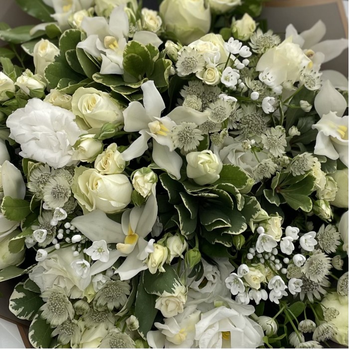 Букет с орхидеями и розами Орхидейная гармония