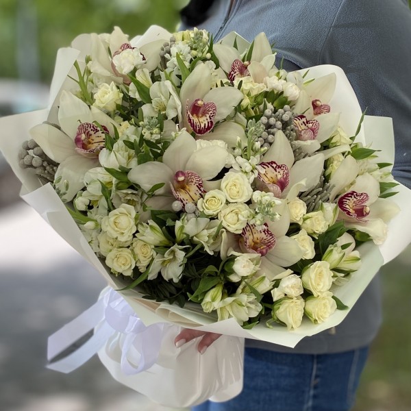 Букет с орхидеями и розами Подарок Амура