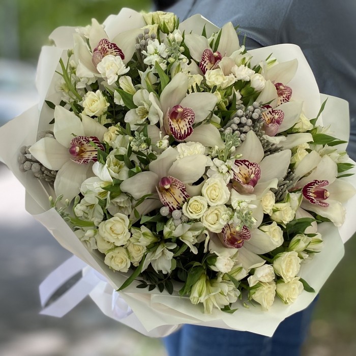 Букет с орхидеями и розами Подарок Амура