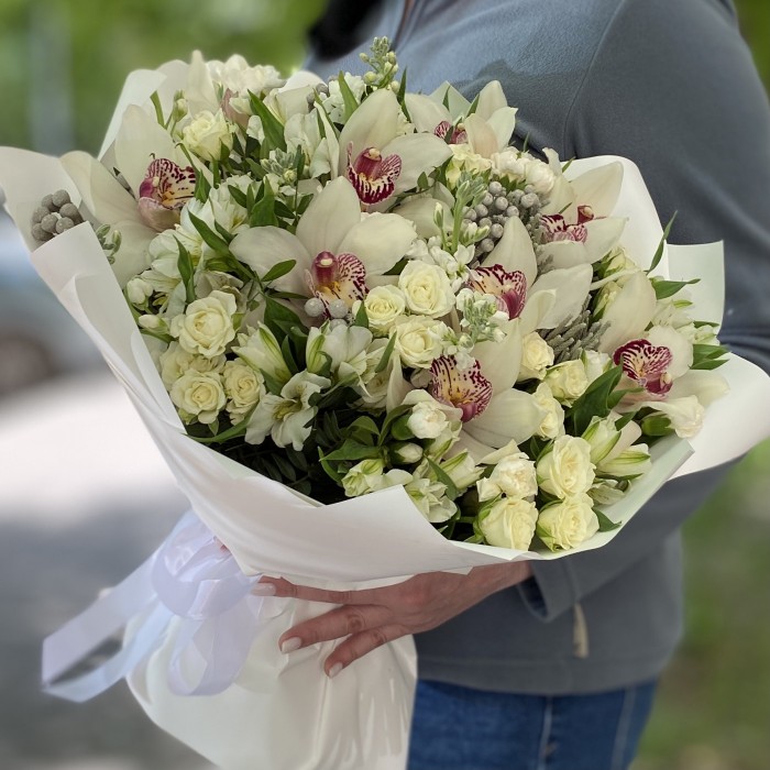 Букет с орхидеями и розами Подарок Амура