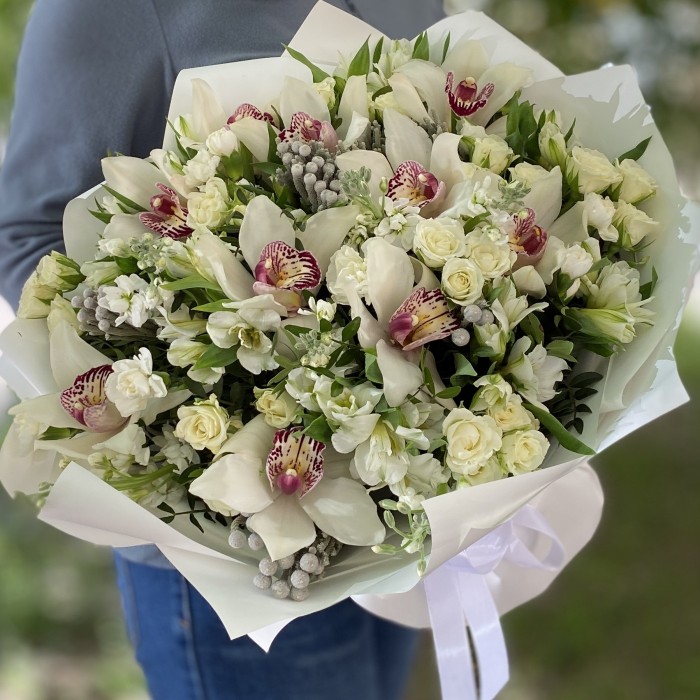 Букет с орхидеями и розами Подарок Амура