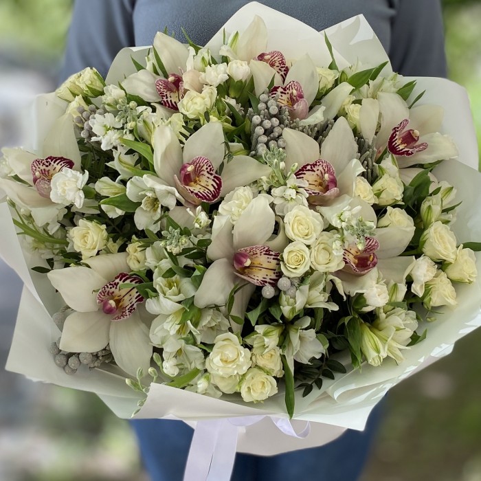 Букет с орхидеями и розами Подарок Амура