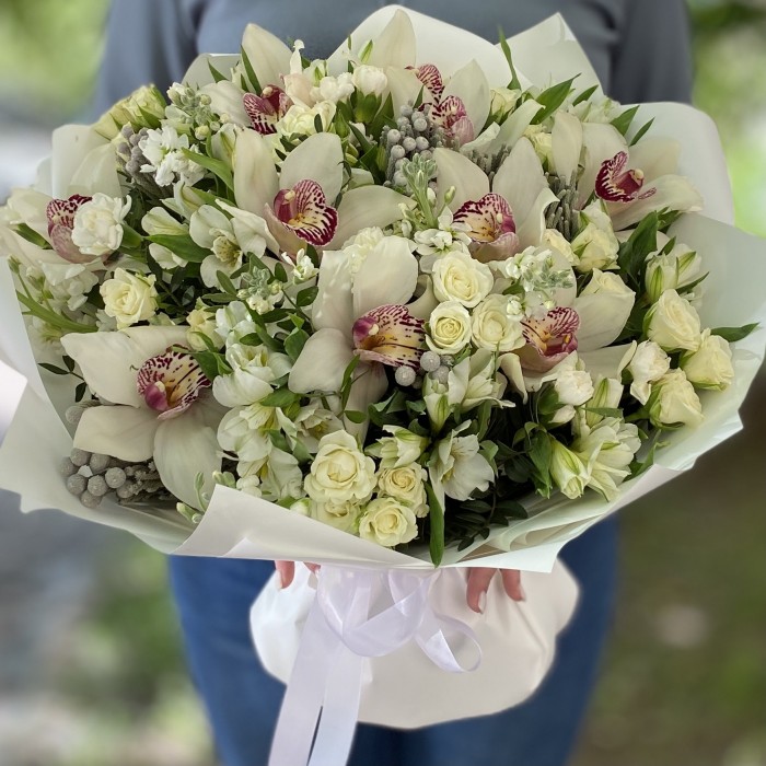 Букет с орхидеями и розами Подарок Амура