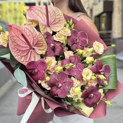 Букет с орхидеями и розовым антуриумом