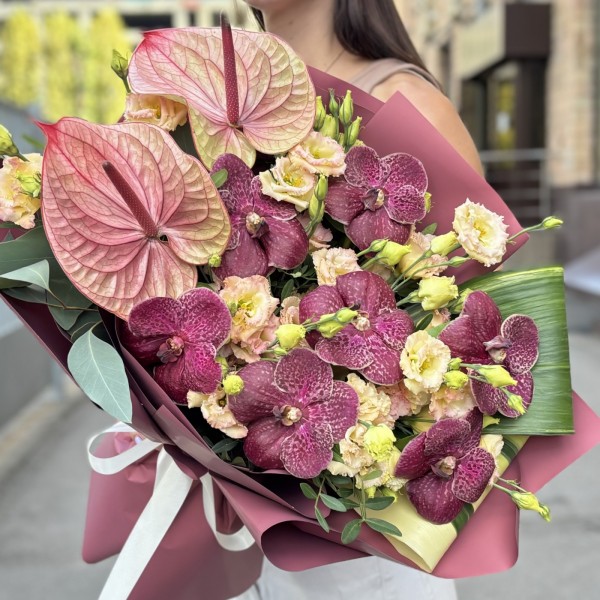 Букет с орхидеями и розовым антуриумом