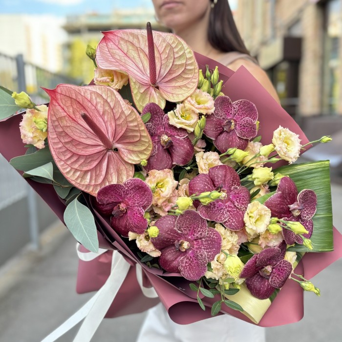 Букет с орхидеями и розовым антуриумом