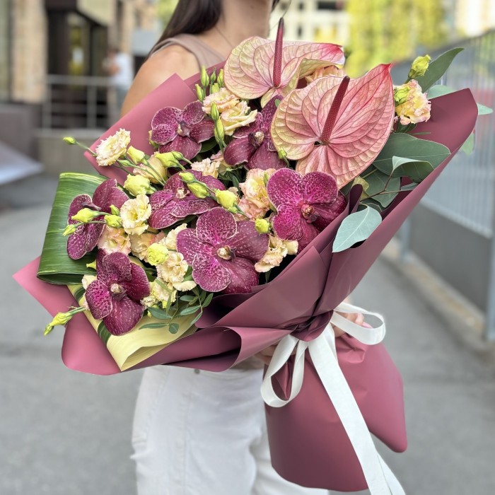 Букет с орхидеями и розовым антуриумом