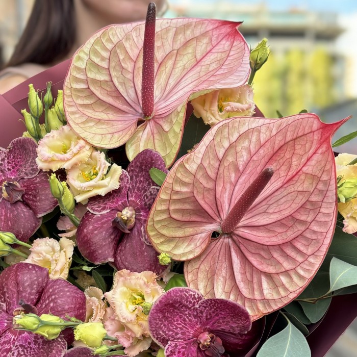Букет с орхидеями и розовым антуриумом