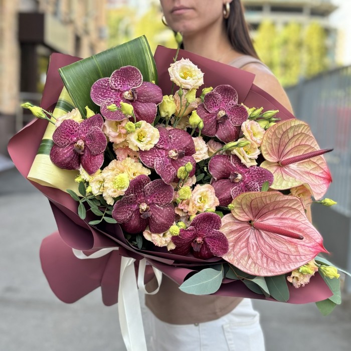 Букет с орхидеями и розовым антуриумом